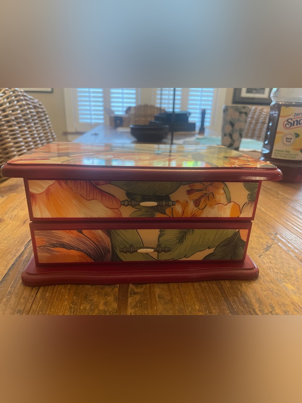 Wooden Jewelry Box with printed top and sides. Very good condition